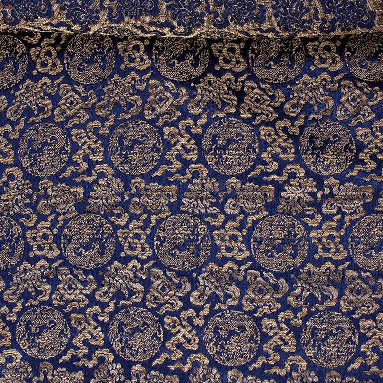 TYG, siden, ett par + 1, Kina, 1900-talets första hälft. Ca 200-205x80 reps 460x80 cm.