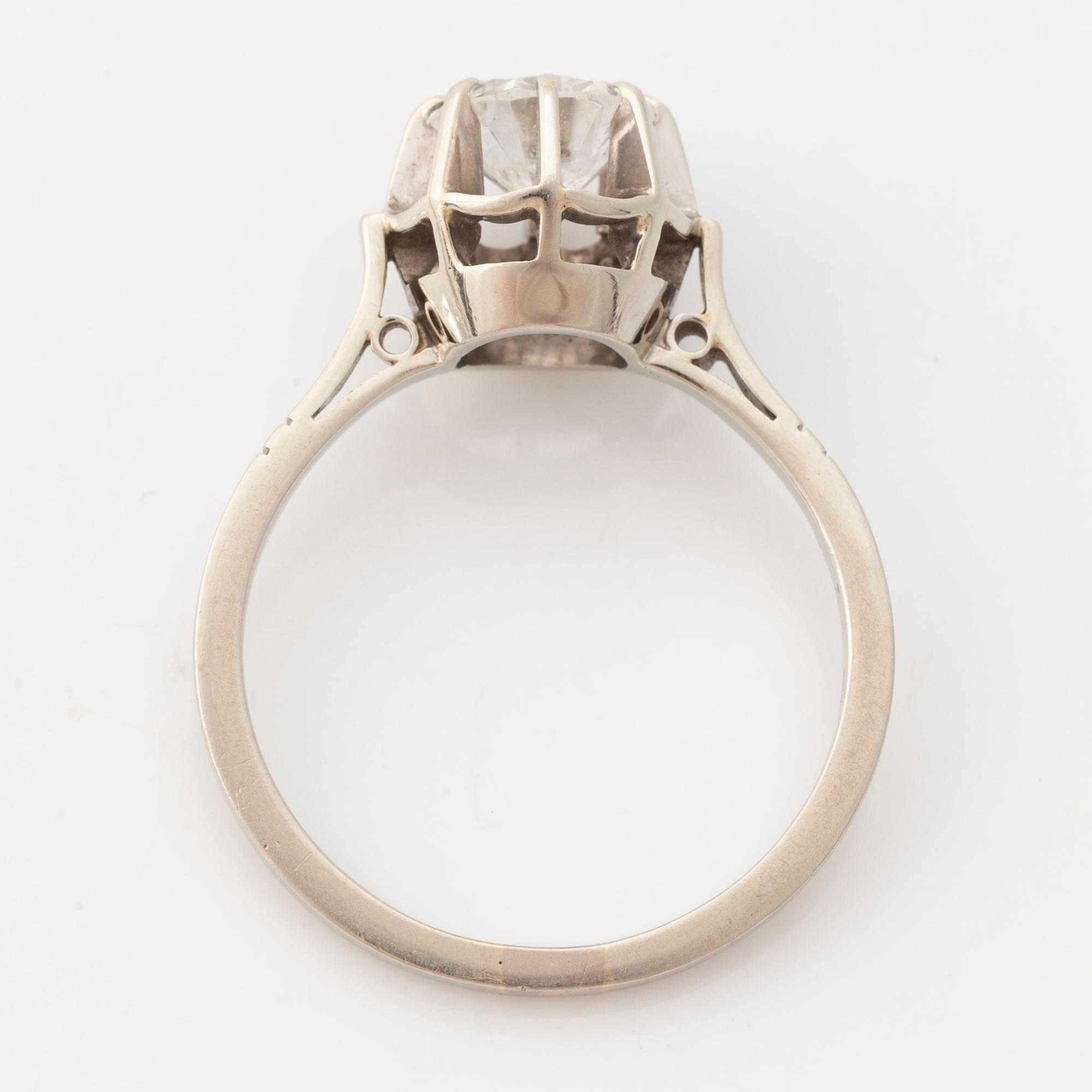 Ring med briljantslipad diamant.