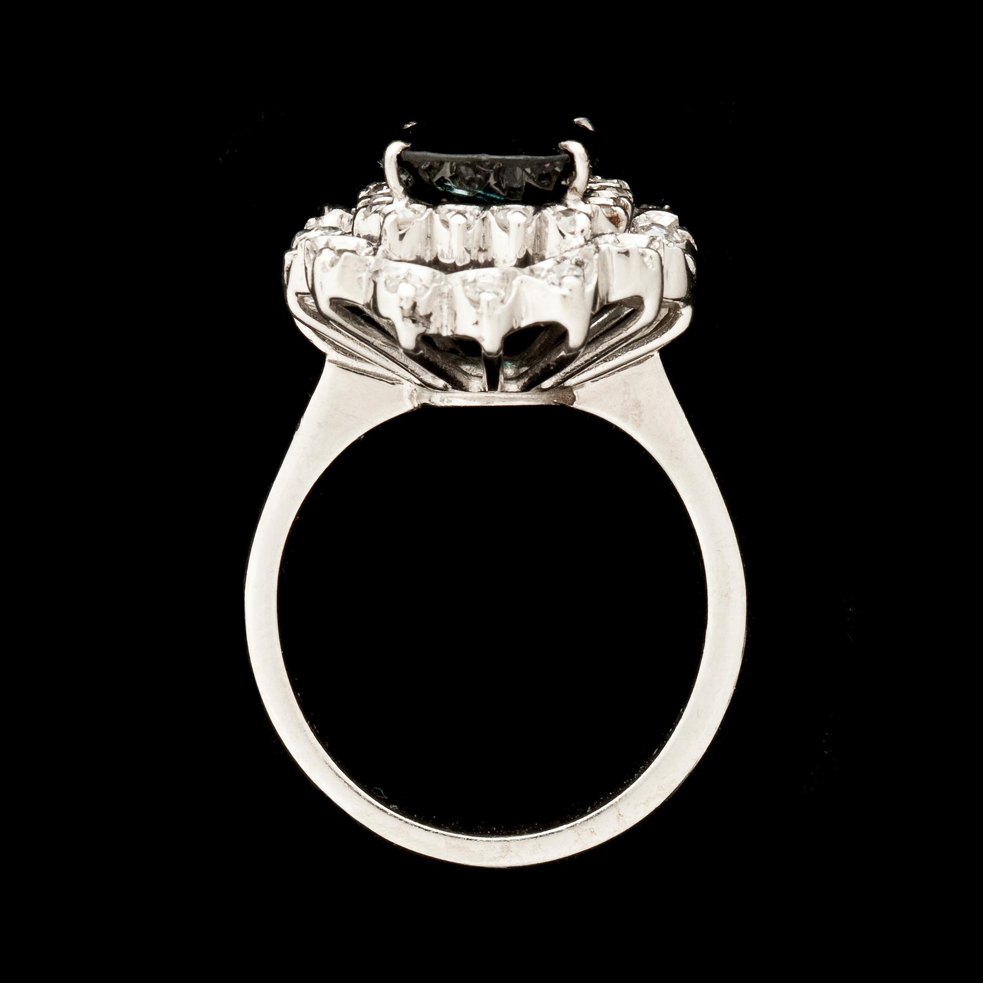 RING, 14k vitguld besatt med safir ca 3 ct och små briljantslipade diamanter totalt ca 0,64 ct . Vikt ca 7,3 g.