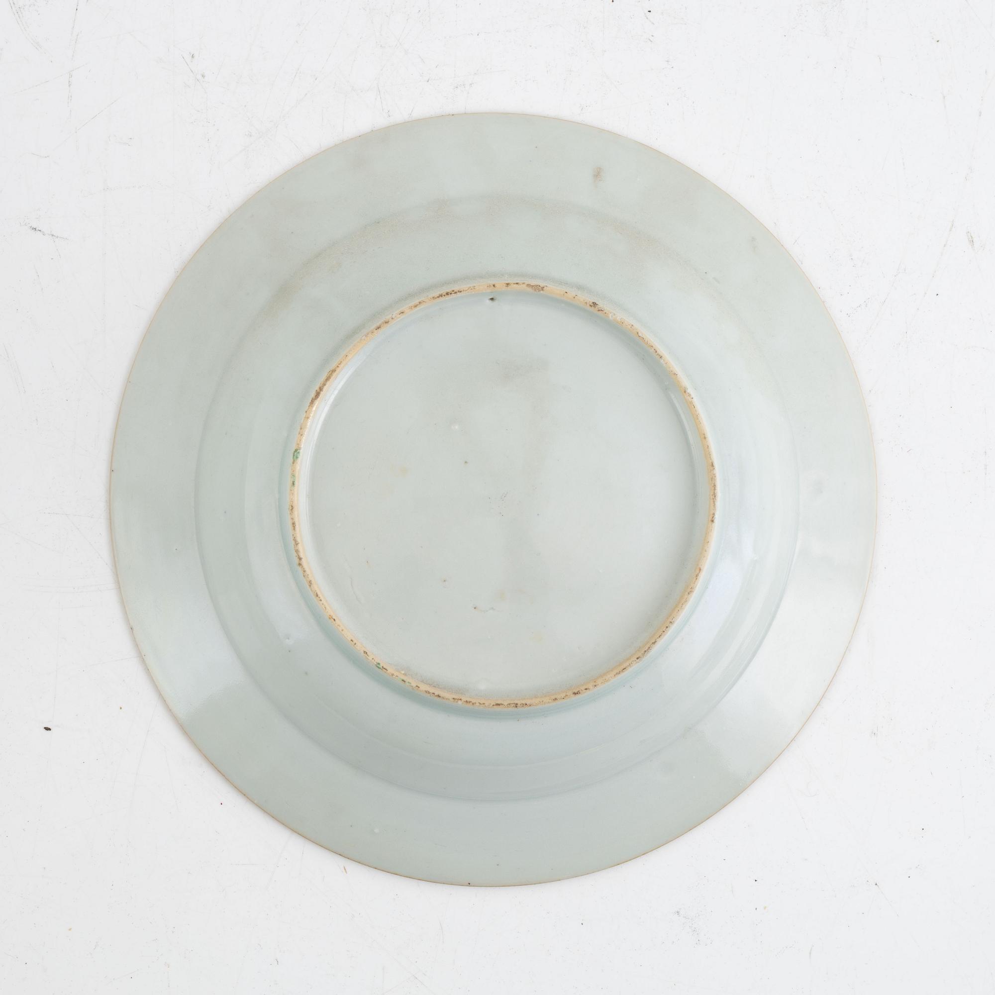 Tallrikar, sju stycken, kompaniporslin. Kina, 1700-tal.