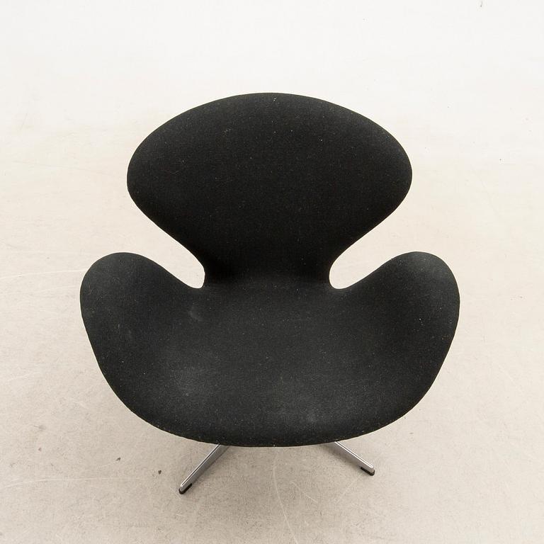 Arne Jacobsen, fåtölj, "Svanen", designad av Fritz Hansen, Danmark, 2002.