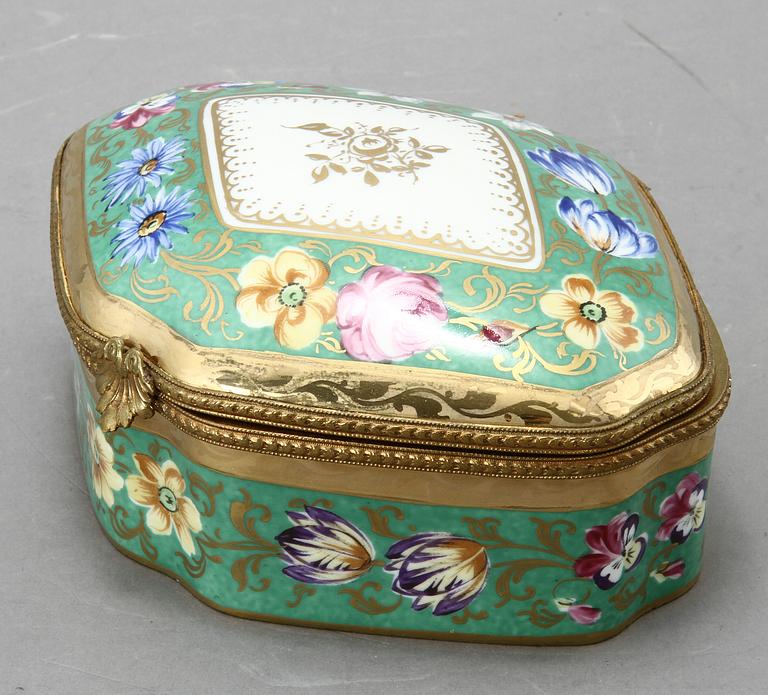 LOCKASK, porslin, Limoges, 1900-talets mitt.