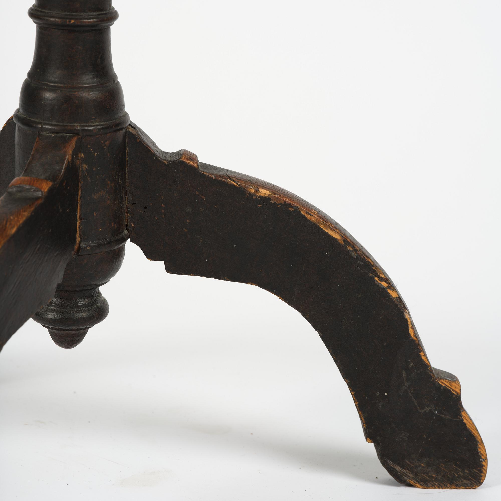 A Swedish late baroque japanned tilt-top tea table, mid 18th century.