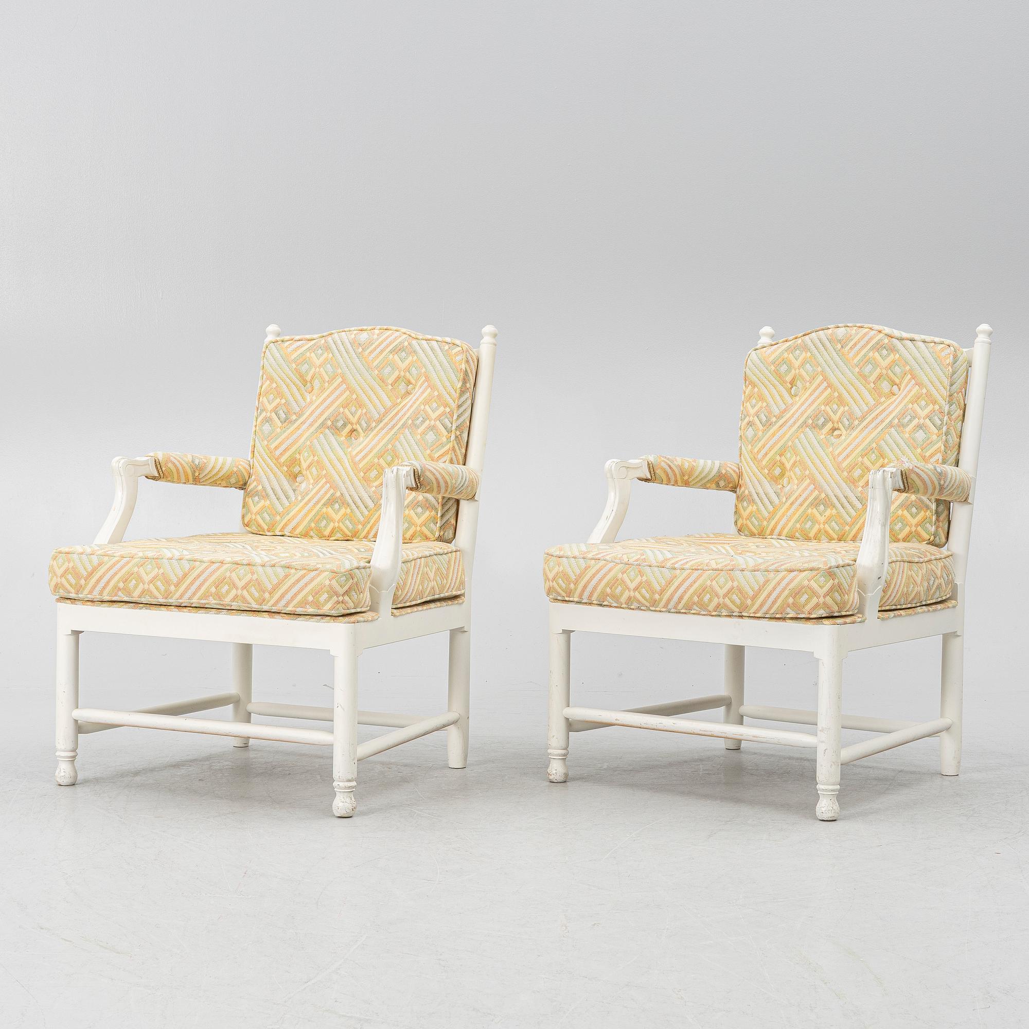 Karmstolar, ett par, sk. Gripsholmsmodell, sent 1900-tal.