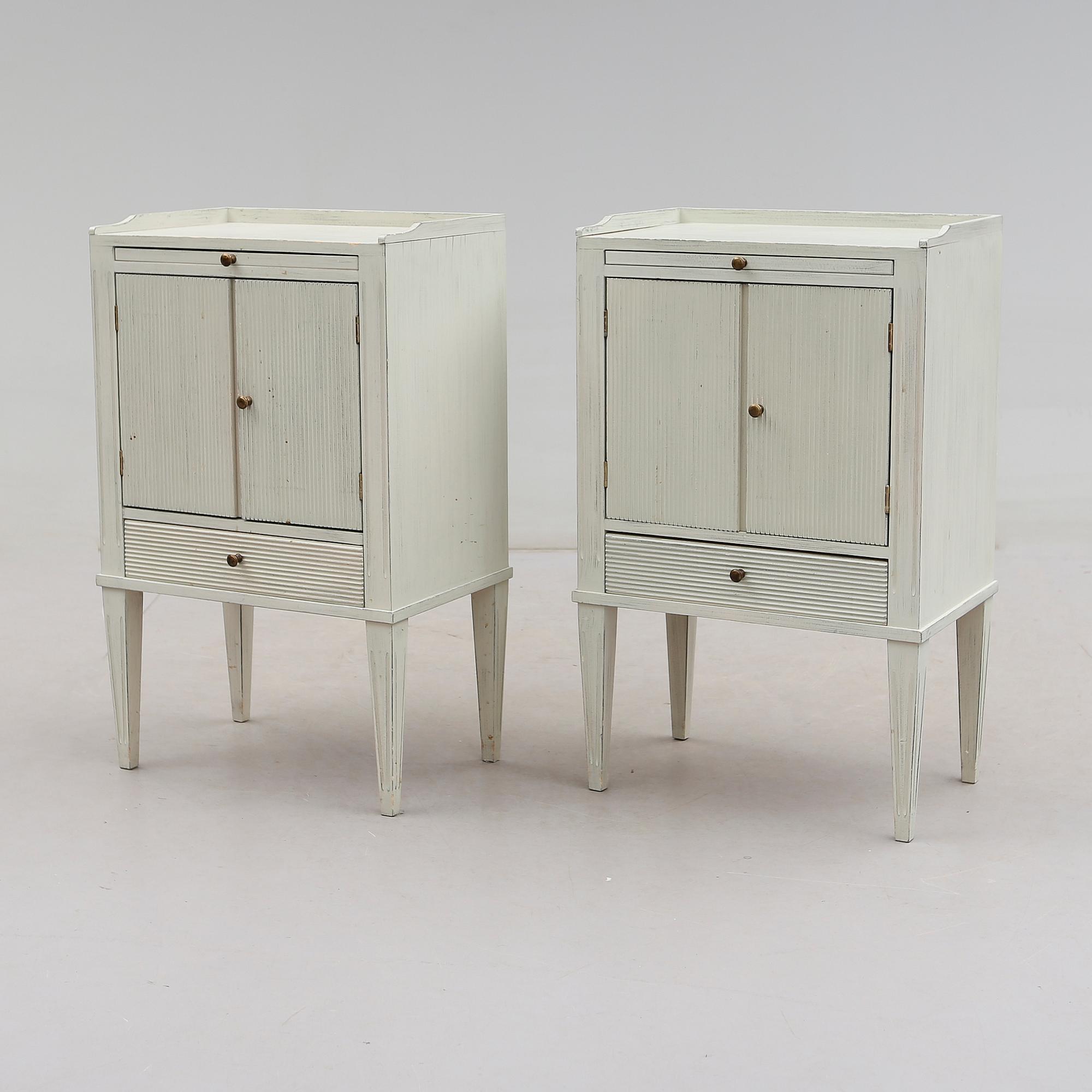 SÄNGBORD, 1 par, gustaviansk stil, 1900-talets andra hälft.