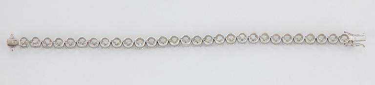 An 18K white gold bracelet set with round brilliant-cut diamonds with a total weight of ca 12.00 cts.