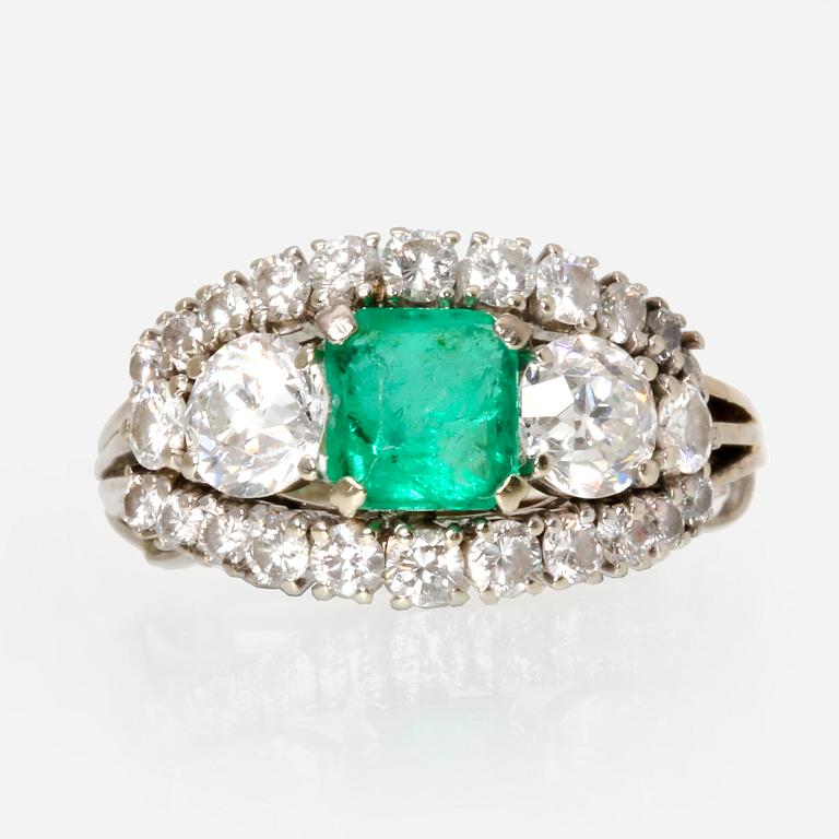 Ring 18K vitguld med 1 smaragd och gammalslipade briljanter och briljanter ca 1 ct.