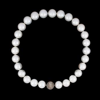 333. COLLIER, odlade South sea pärlor, 16,4-14,8 mm med kullås med cognacsfärgade briljantslipade diamanter, tot. ca 3 ct.