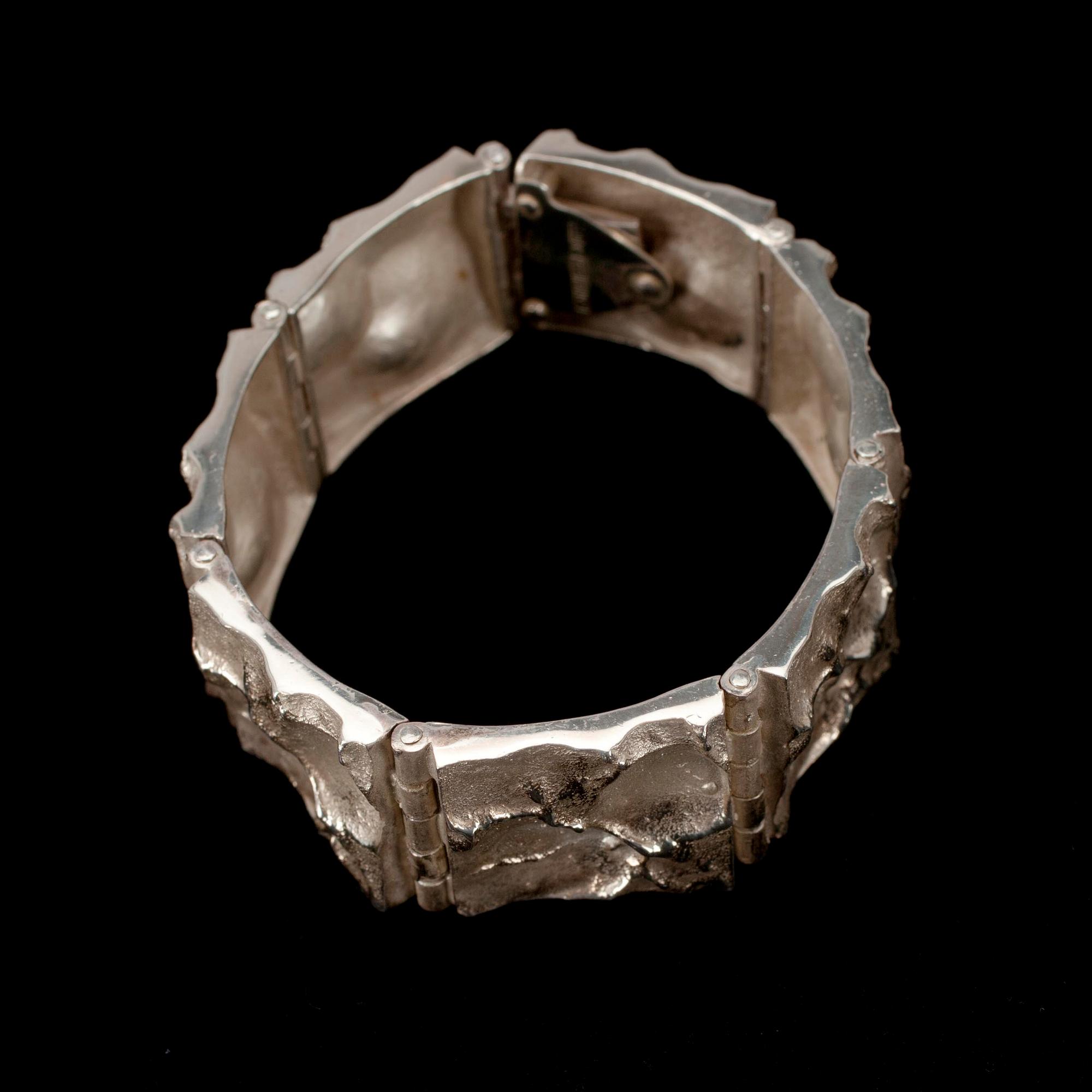 ARMBAND, 925 silver, Sirokoru Ky Hyvärinen, Åbo 1974. Vikt. ca 49,4 g.