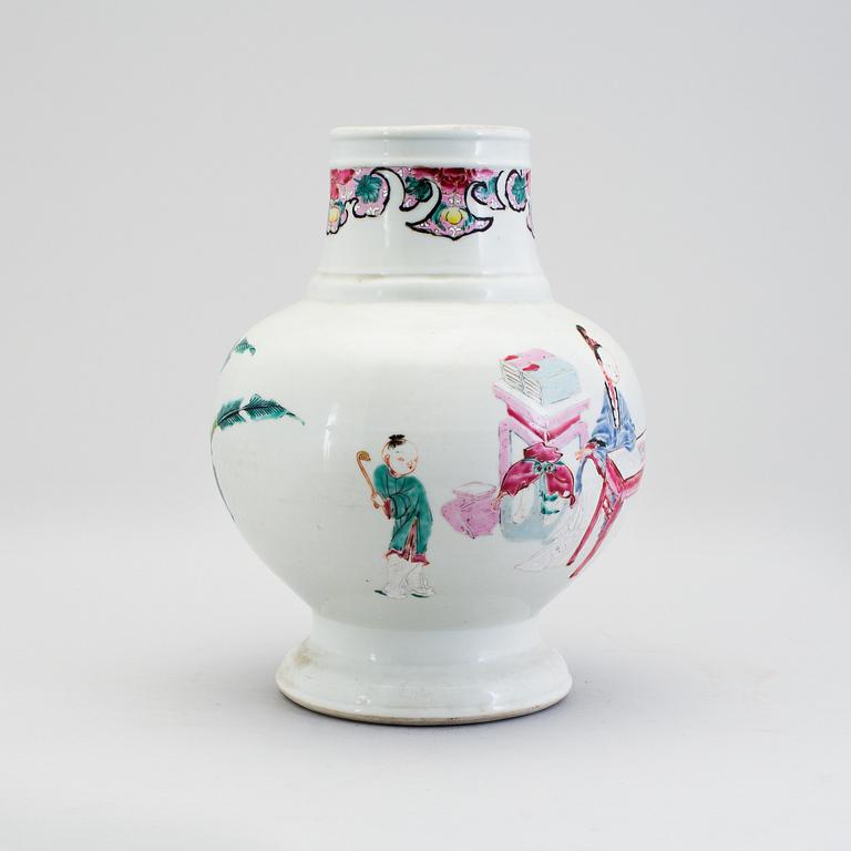 A famille rose porcelain vase, Qing dynasty, Yongzheng (1723-1795).