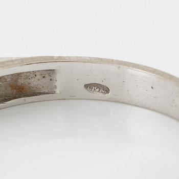 Alliansring 18K vitguld med safirer.