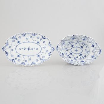 A 'Blue Fluted Full Lace' / 'Musselmalet' Fruit Bowl and Stand, Royal Copenhagen, model number 1059 and 1060, 1898-1923.