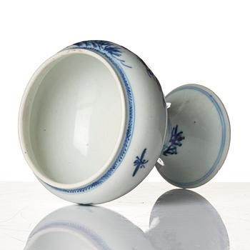 A blue and white stemcup, Qingdynasty, 19th century.