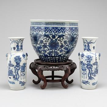 A pair of blue and white vases and pot, Qing dynasty, late 19th century.