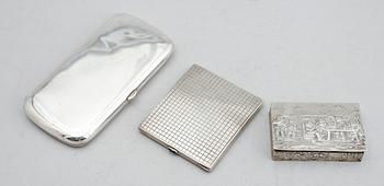 CIGARRETUIN 2 st samt DOSA, silver, 1900-talets första hälft. Tot vikt ca 292 g.