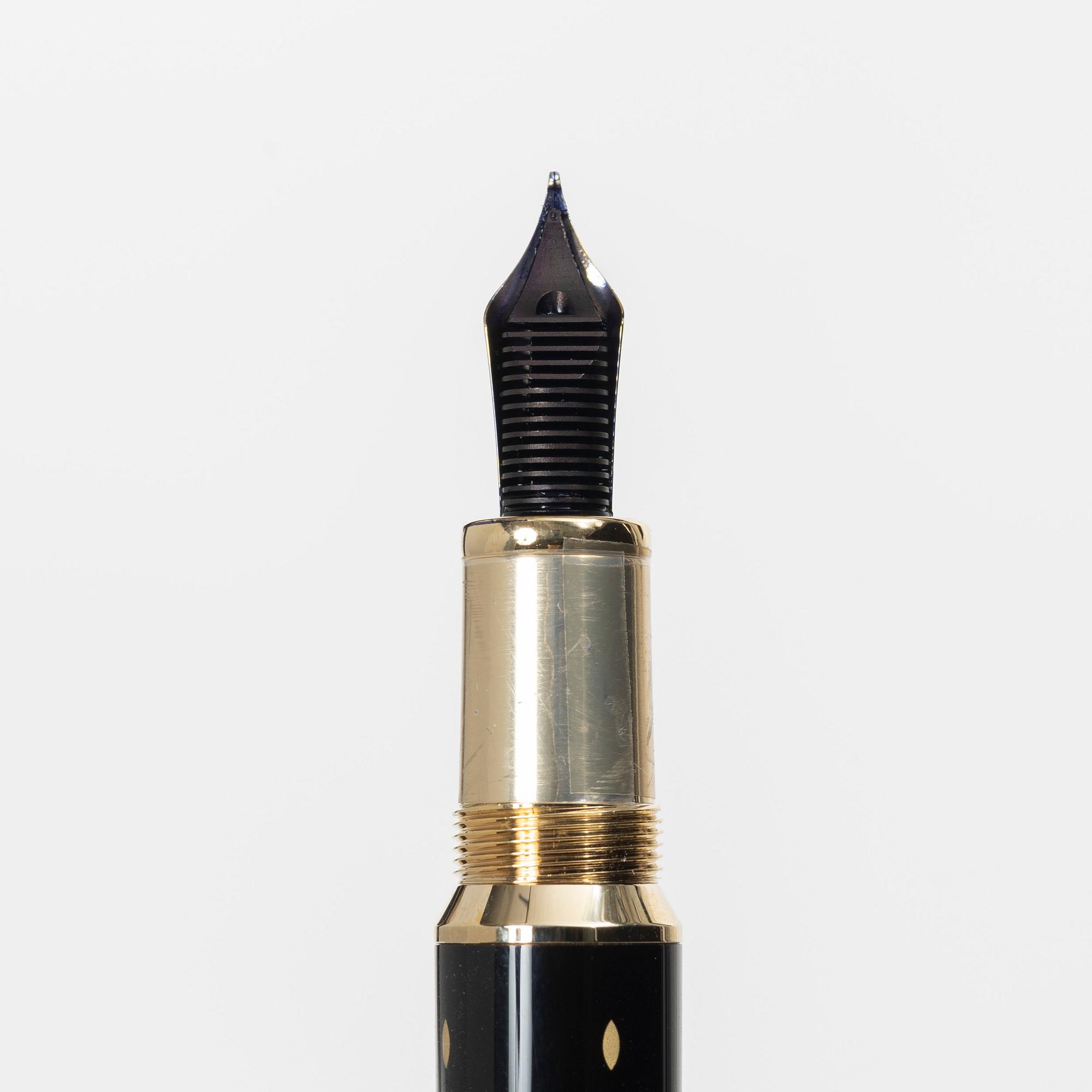 A Montblanc fountain pen, limited edition 'Queen Elizabeth I' from the series 'Patrons of Art'.