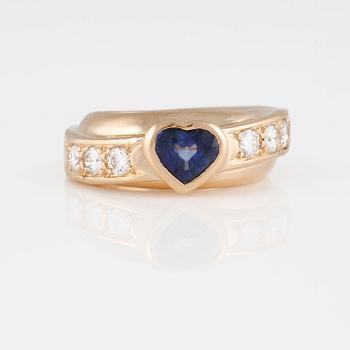 RING, 18K guld med hjärtslipad blå safir samt briljantslipade diamanter ca 0.60 ct. Vikt 14,8 gram.