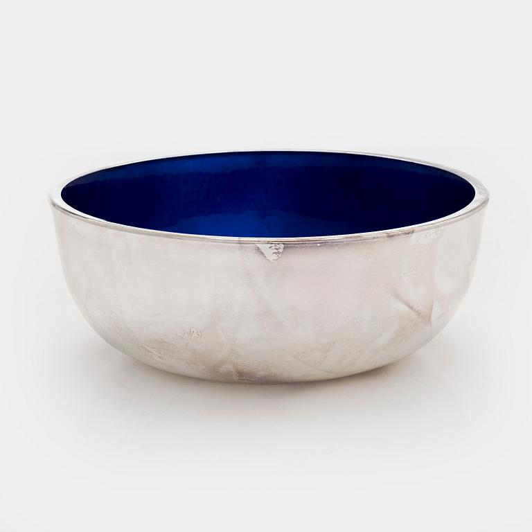 A. Tillander, skål, sterlingsilver och emalj. Helsingfors 2005.