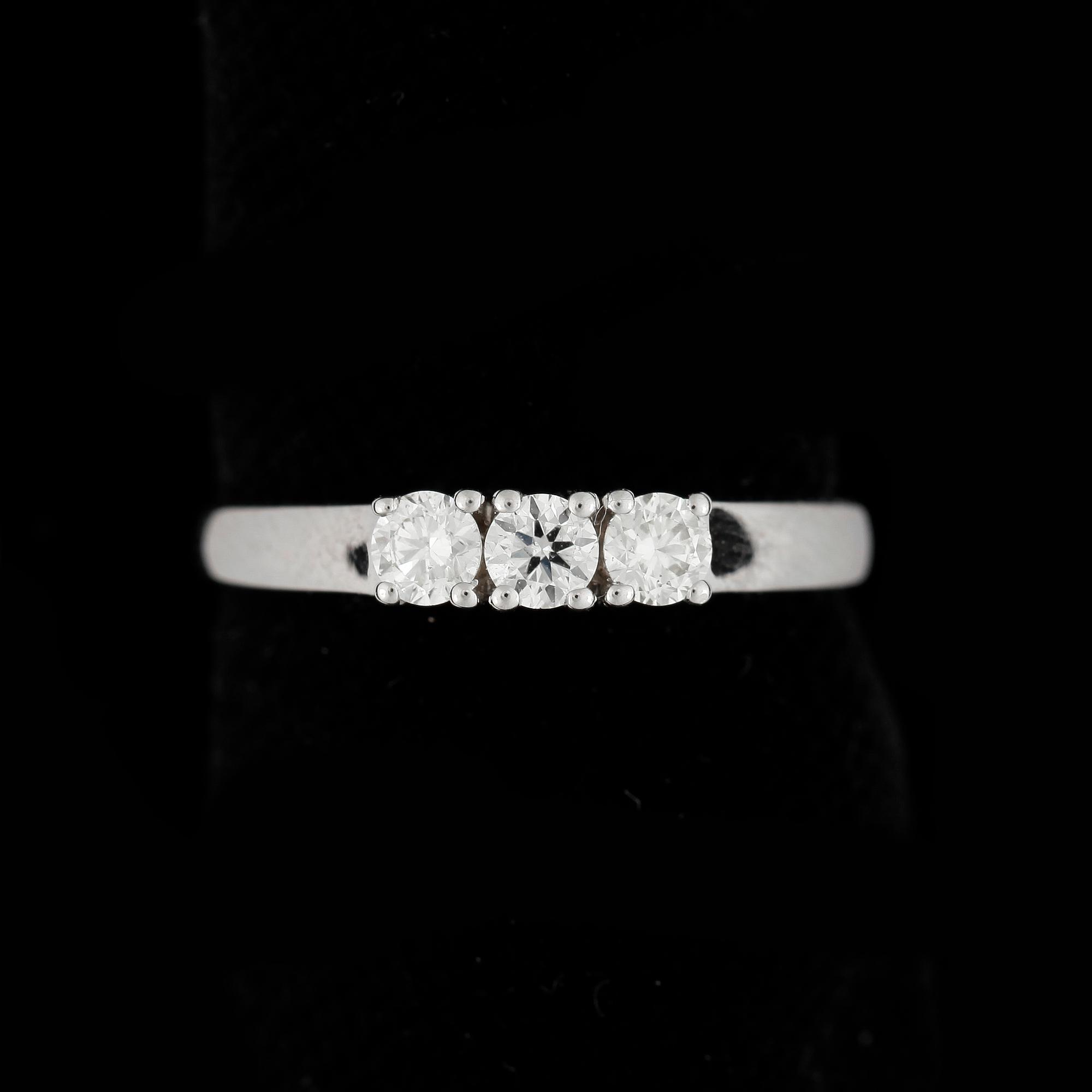 RING, 14k vitguld med briljantslipade diamanter tot ca0,41ct. Vikt ca2,7g.