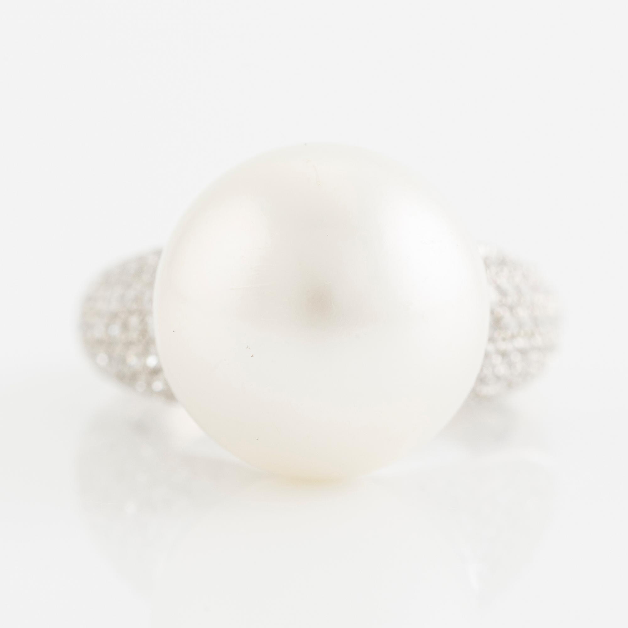 Ring, cocktail ring 18K white gold with a cultured South Sea pearl and brilliant-cut diamonds.