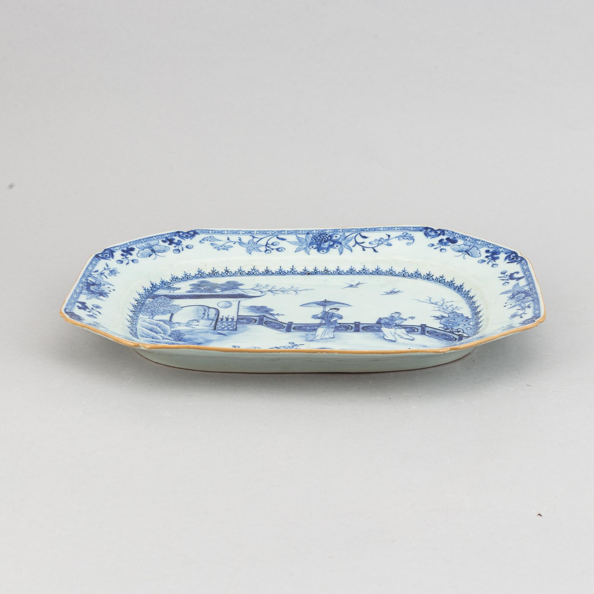 A blue and white serving dish, Qing dynasty, Qianlong (1736-95).