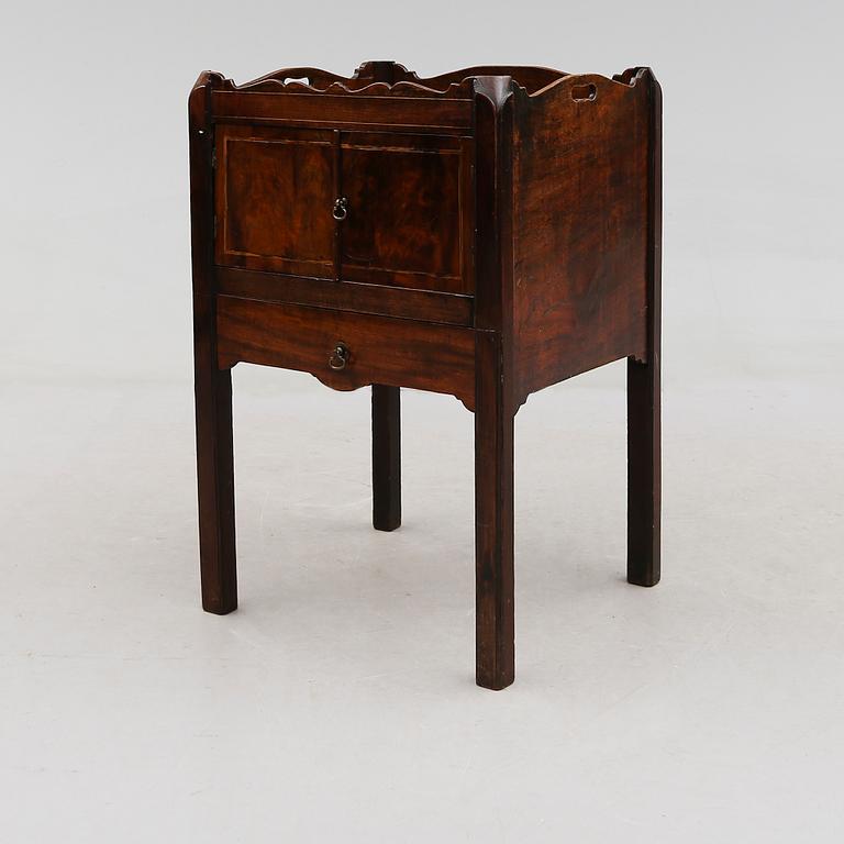 POTTSKÅP, England, 1800-tal.