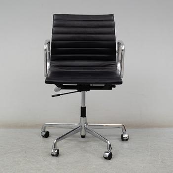 CHARLES & RAY EAMES, an 'Aluminium Group' chair from Vitra.