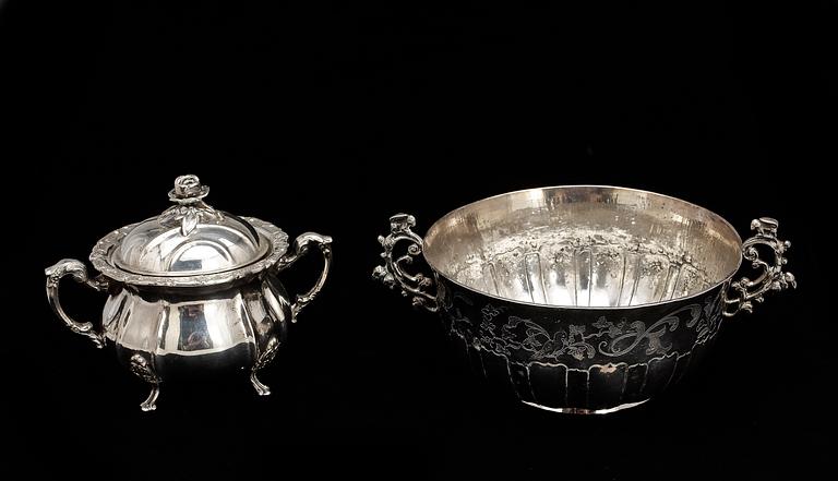 SKÅLAR, 2 st, silver, en med svenska konstrollstämplar, 1900-talets första hälft. Tot vikt ca cirka 658 gram.