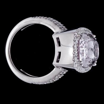 A kunzite, 22 cts, and brilliant cut diamond ring, tot. 0.96 cts.