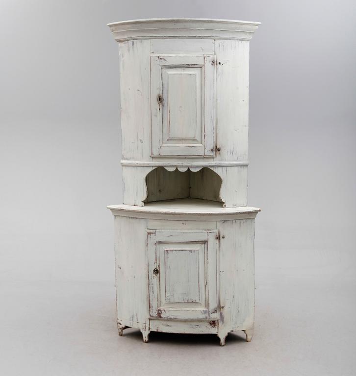 HÖRNSKÅP, allmoge, omkring år 1800.