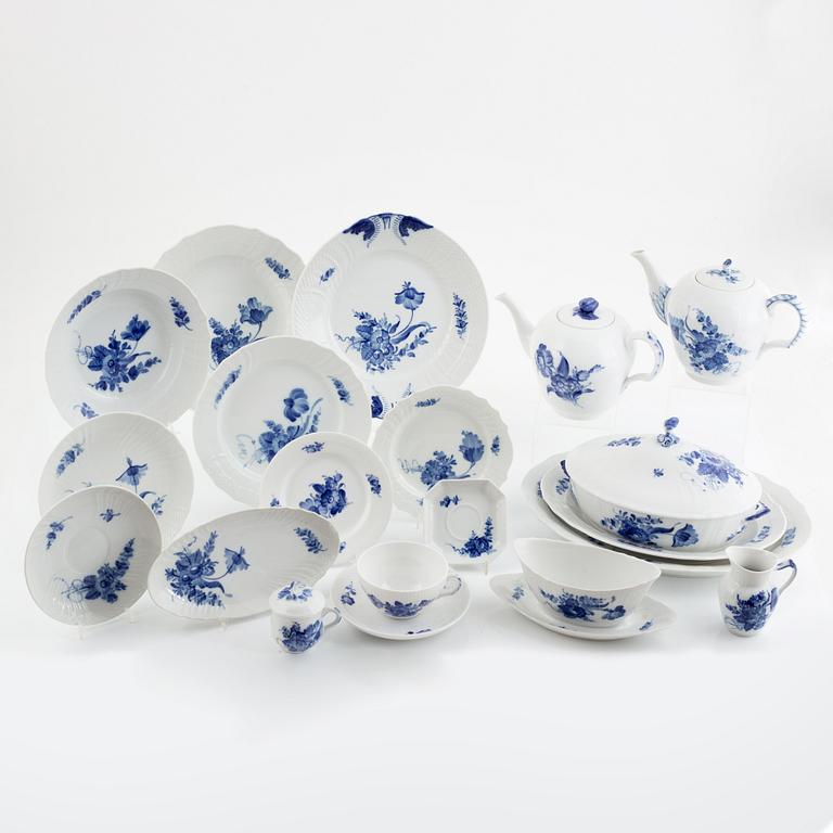 Mat- och teservis, porslin, 77 delar, "Blå blomst", Royal Copenhagen, Danmark.