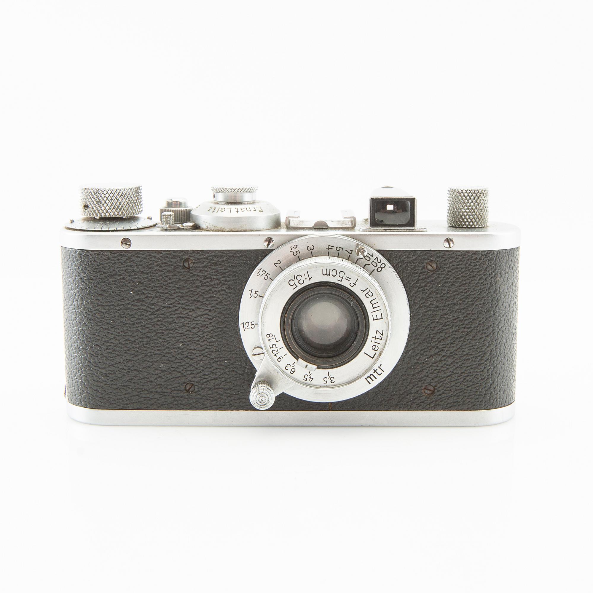 Camera Leica 1939 with accessories and case.