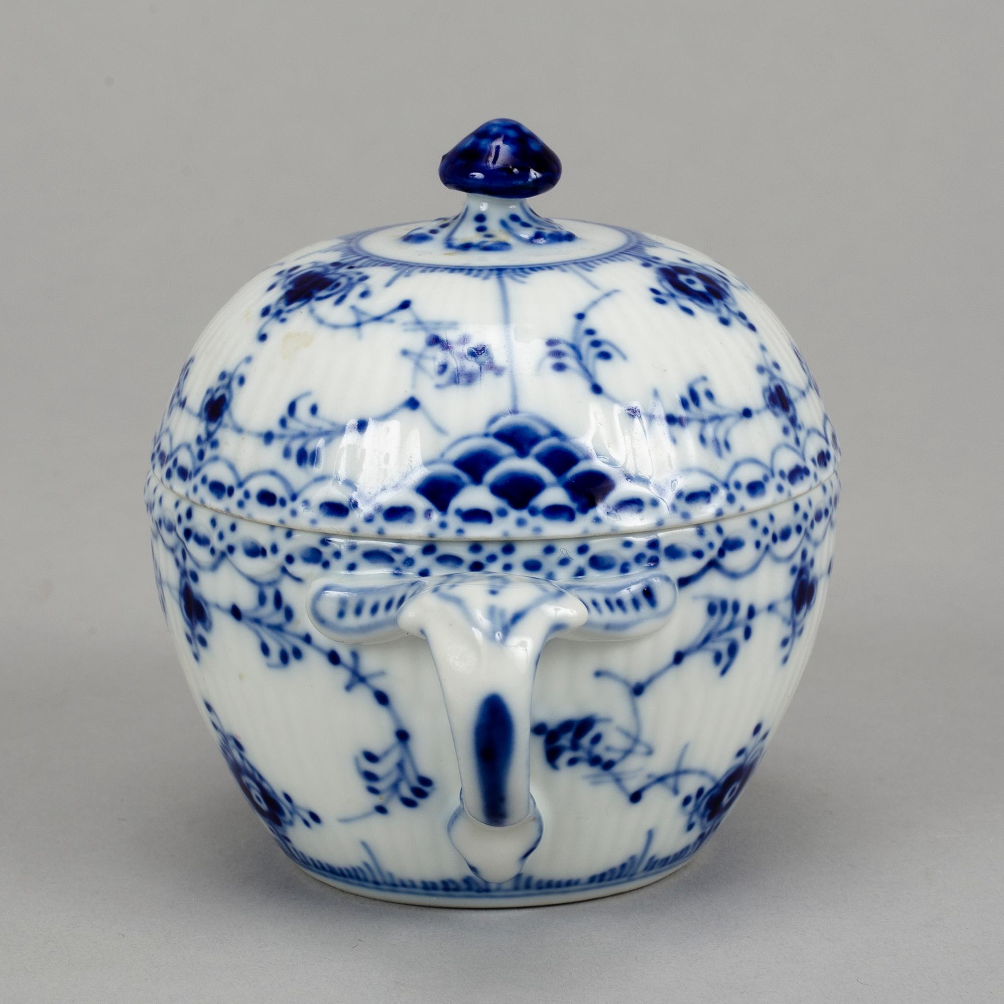 Royal Copenhagen, a 'Musselmalet' part service, Denmark (14 pieces).