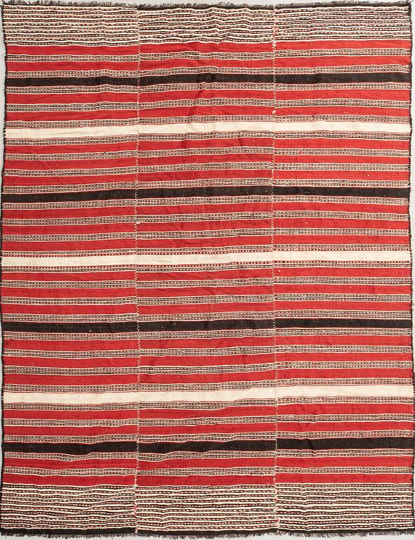 Kelim rug, semi-antique/old, from the Aliabad area, approximately 415x216 cm.