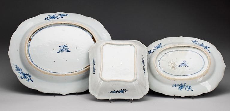 SERVISDELAR, tre stycken, kompaniporslin. Qing dynastin, Qianlong (1736-95).