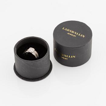 Lars Wallin, ringar, 2 stycken, "Ferry", 18K vitguld med prinsesslipad och briljantslipade diamanter.