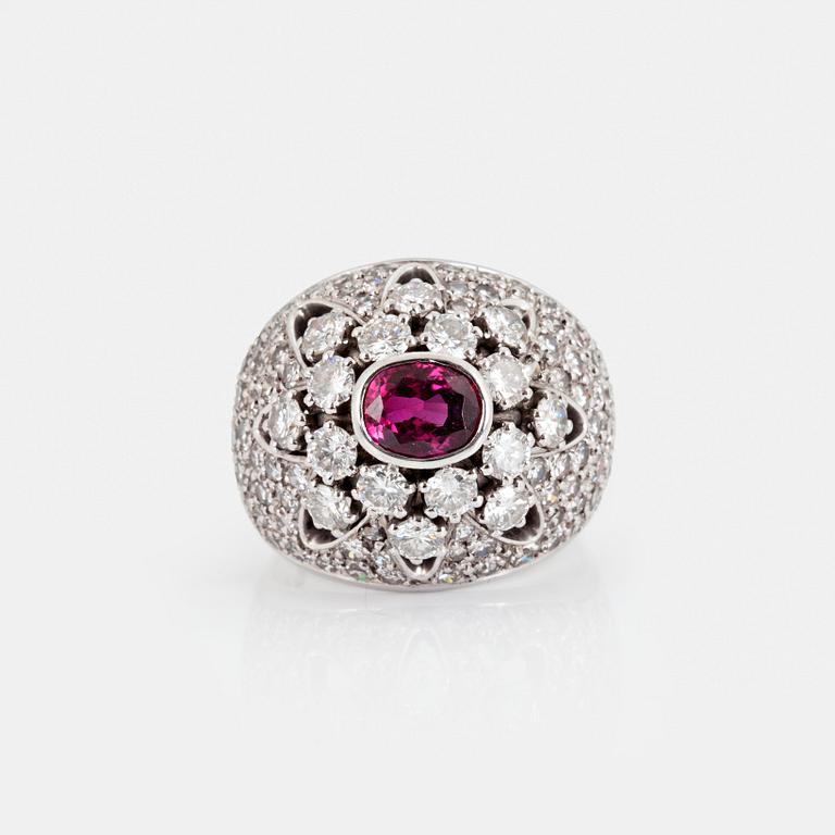 RING med en oval fasettslipad rubin samt briljant- och åttkantslipade diamanter.