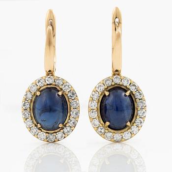 Örhängen 18K guld med cabochonslipade safirer och åttkantslipade diamanter.