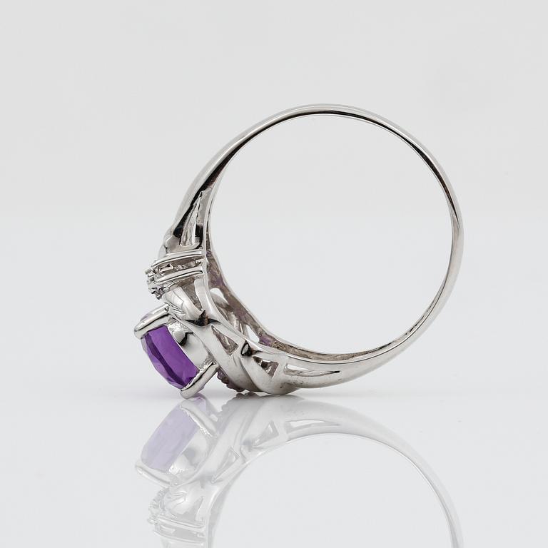 RING, 14K vitguld med ametist ca 1,24 ct och diamanter tot ca 0.01 ct. Vikt 2,84 g.
