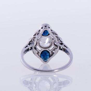 RING, platina, gammalslipade diamanter, fasettslipade safirer. David Andersen & Co, Stockholm. Vikt ca 3,3 g.