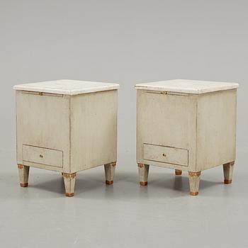 SKÅP/SOCKLAR, ett par. Gustaviansk stil, 1900-tal.