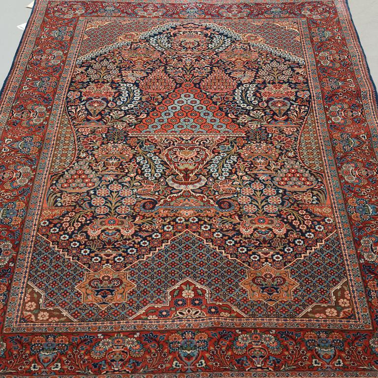 SEMI-ANTIQUE KASHAN. 224 x 134,5 cm.