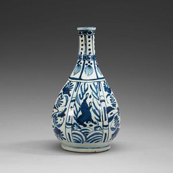 1684. FLASKA, kraakporslin. Ming dynastin, Wanli (1572-1620).