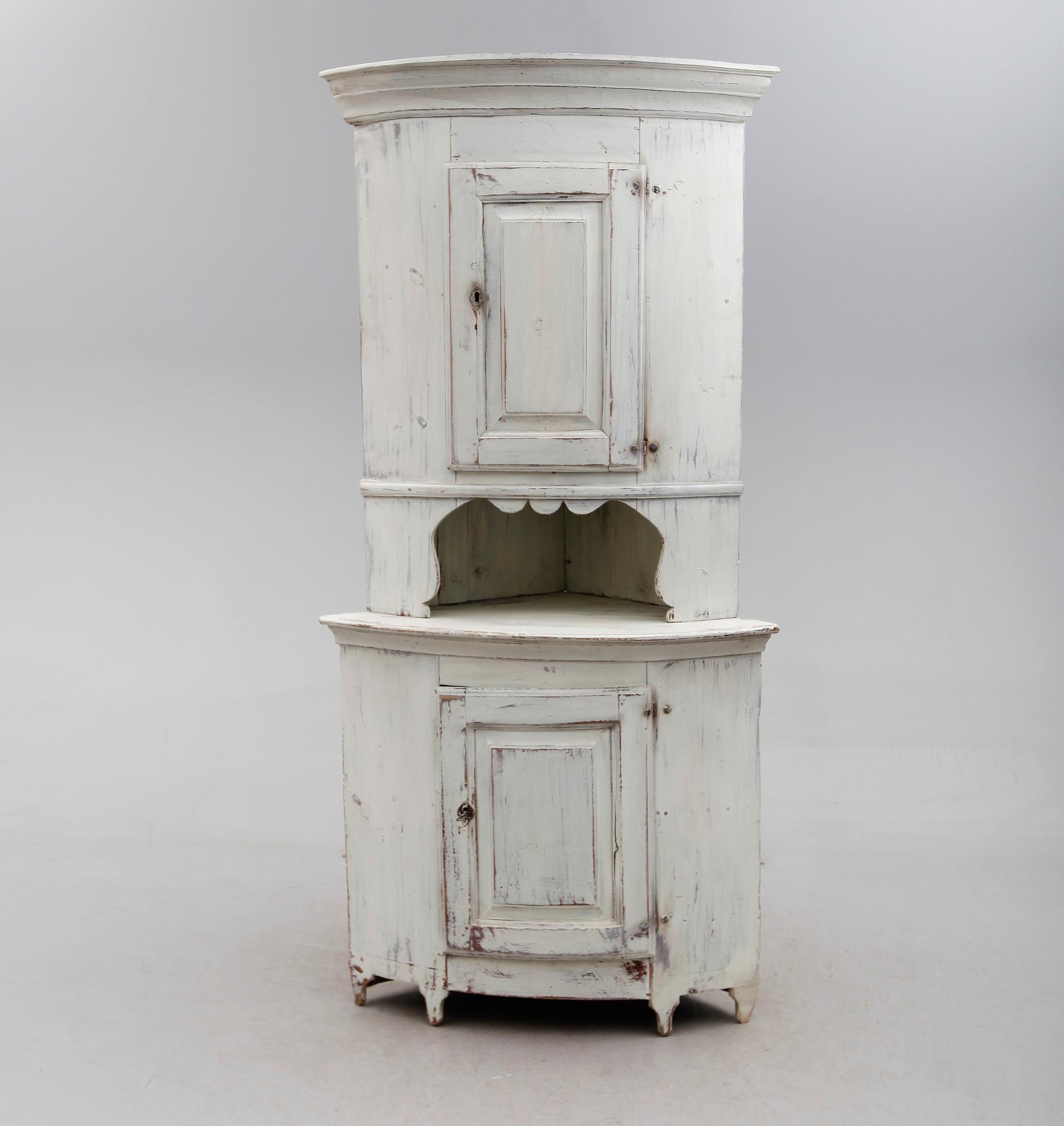 HÖRNSKÅP, allmoge, omkring år 1800.