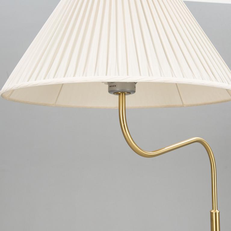 GOLVLAMPA, modell 2368/2148, "Stora Kamelen", Josef Frank, Firma Svenskt Tenn.