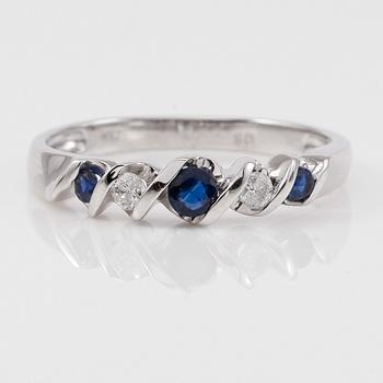 RING, 10K vitguld safirer och mindre diamanter.