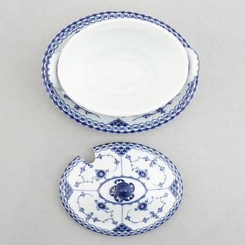 Terrin, karott, gräddkanna och två fat, "Musselmalet halvblond", Royal Copenhagen delvis 1800-tal.