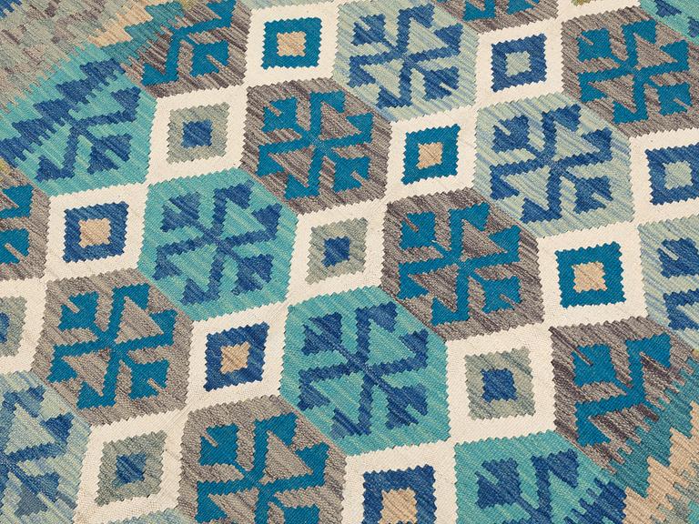 A Kilim rug, approx. 251 x 168 cm.