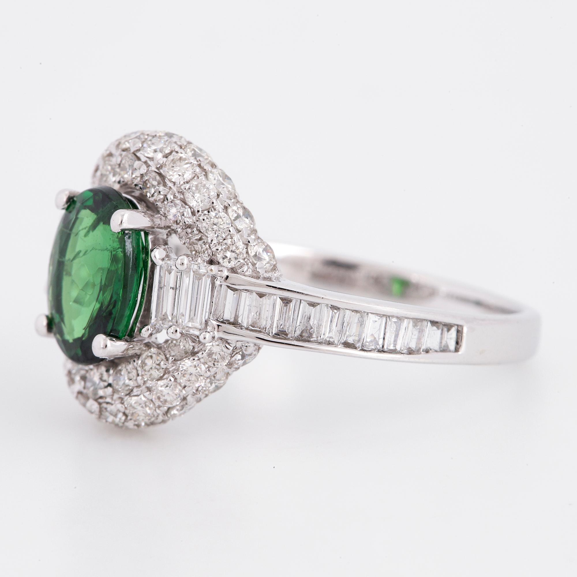 RING, med tsavorit, baguette och briljantslipade diamanter.