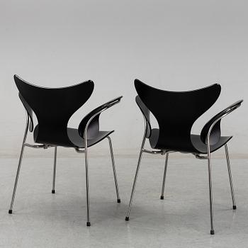 Arne Jacobsen, a pair 'Seagull' chairs, Fritz Hansen, Denmark, 2008.